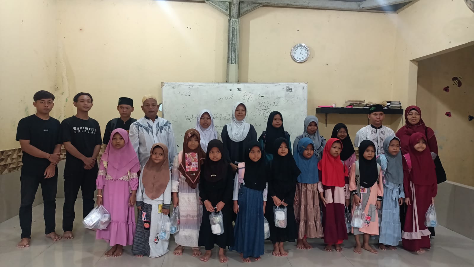 Kandidat mengisi formulir lamaran kerja