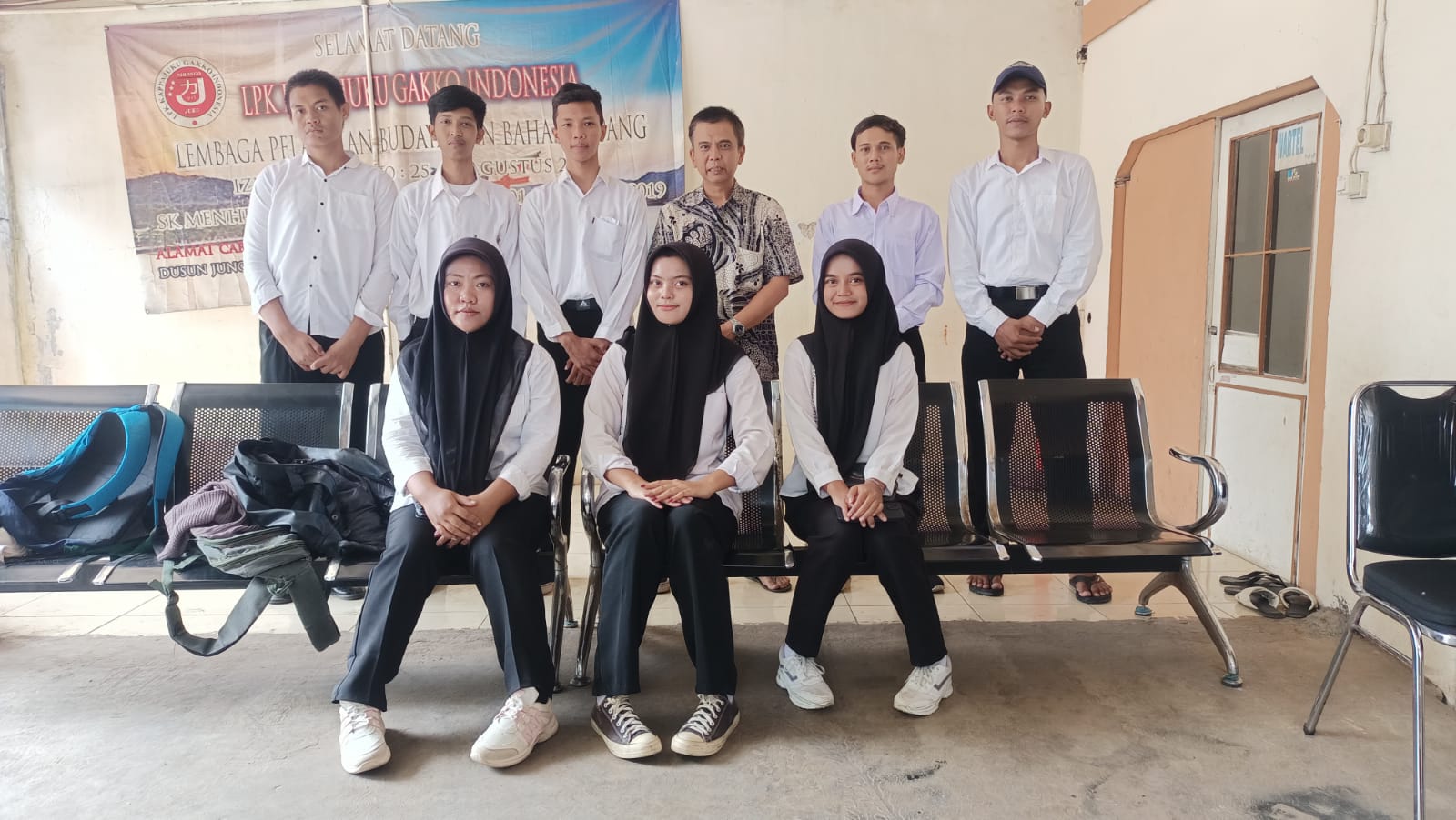 Tim rekrutmen melakukan seleksi berkas